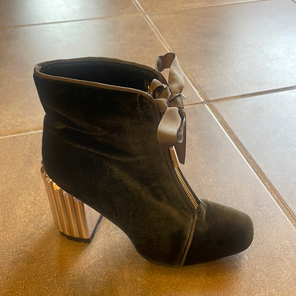 Glamour Chic Velvet Booties! Women’s 8